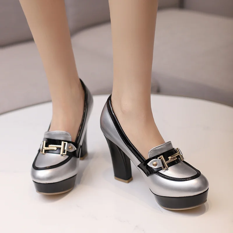 Mocasines de mujer con cadena  - Patent Leather Pump reseña y precio