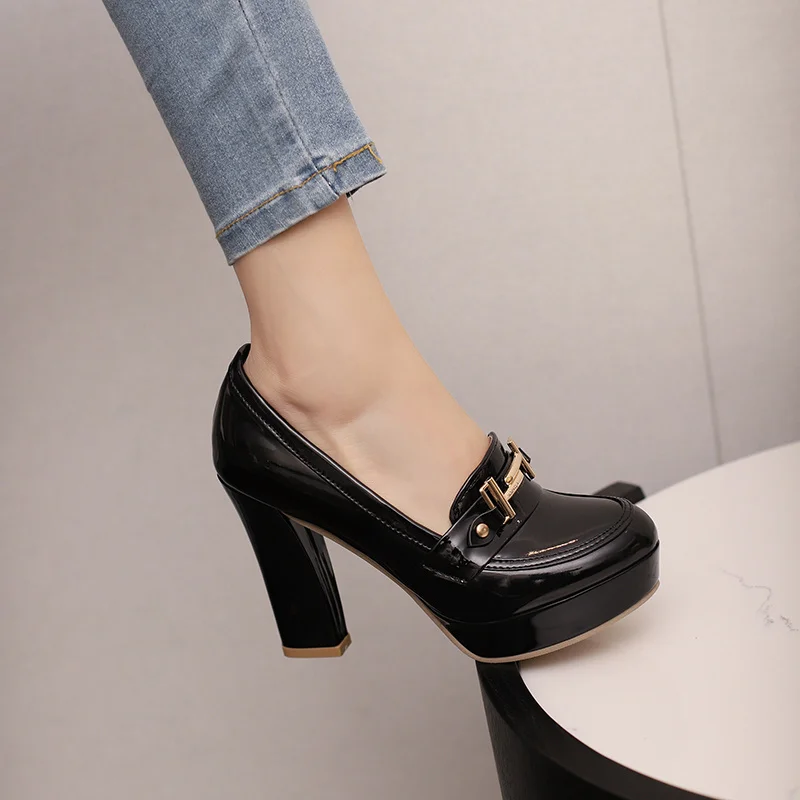 Mocasines de mujer con cadena  - Patent Leather Pump reseña y precio